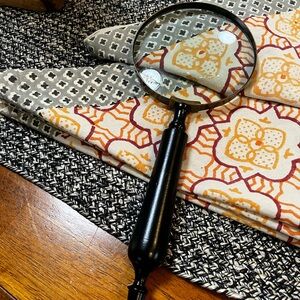 Black Handheld Magnifying Glass